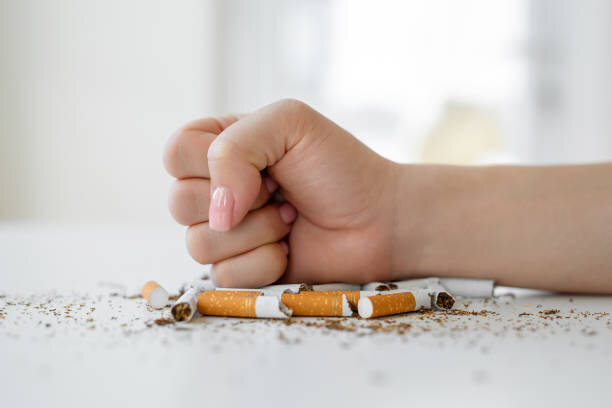 Hand die sigaretten verkreukelt — website van IRW Nederland stoppen-met-roken-kliniek